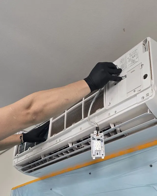 Limpeza de evaporadora com proteção no chão
