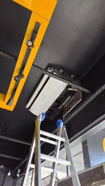 Aparelho cassete instalado no teto